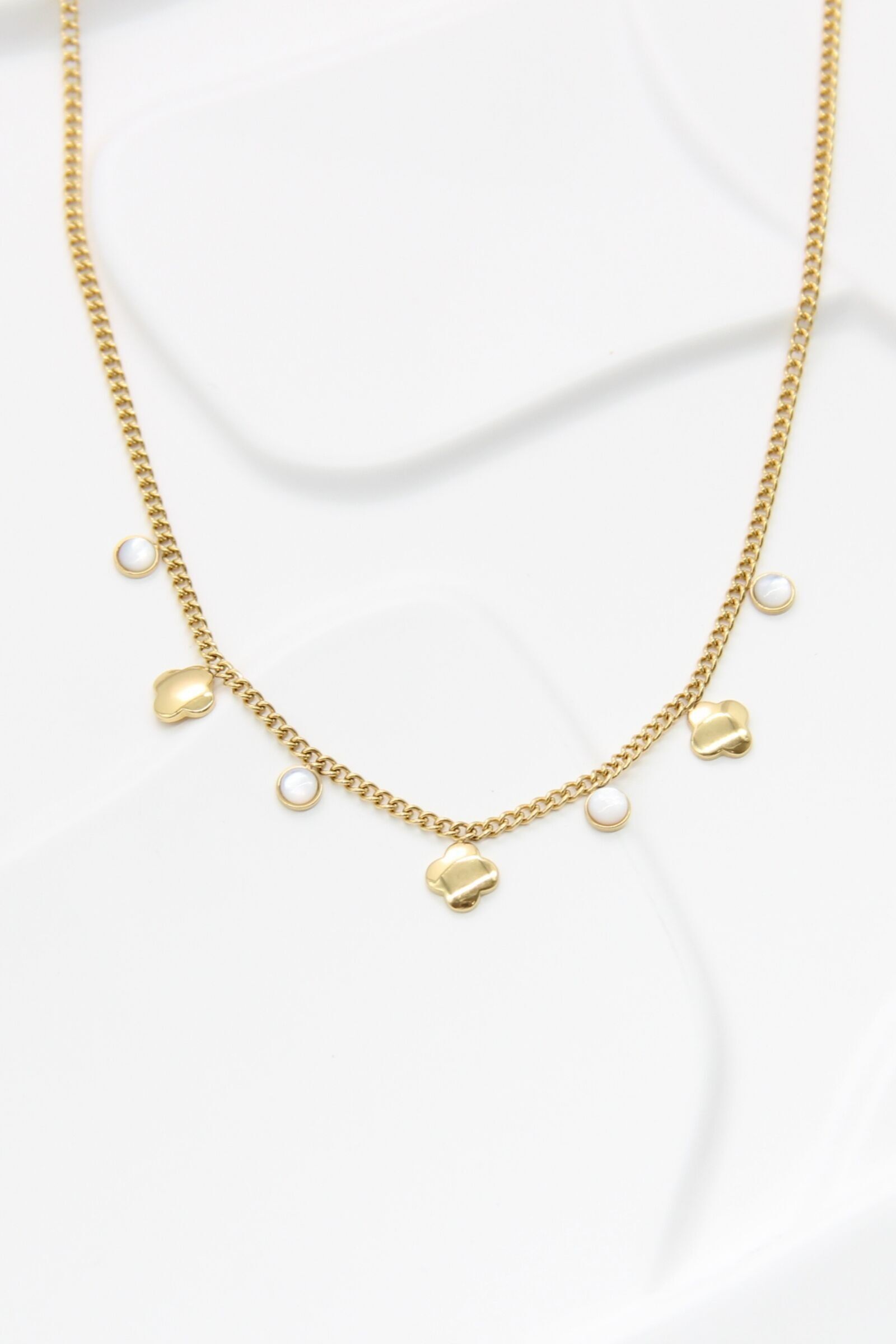 Collana in acciaio inossidabile placcato oro con trifoglio e nappe in madreperla