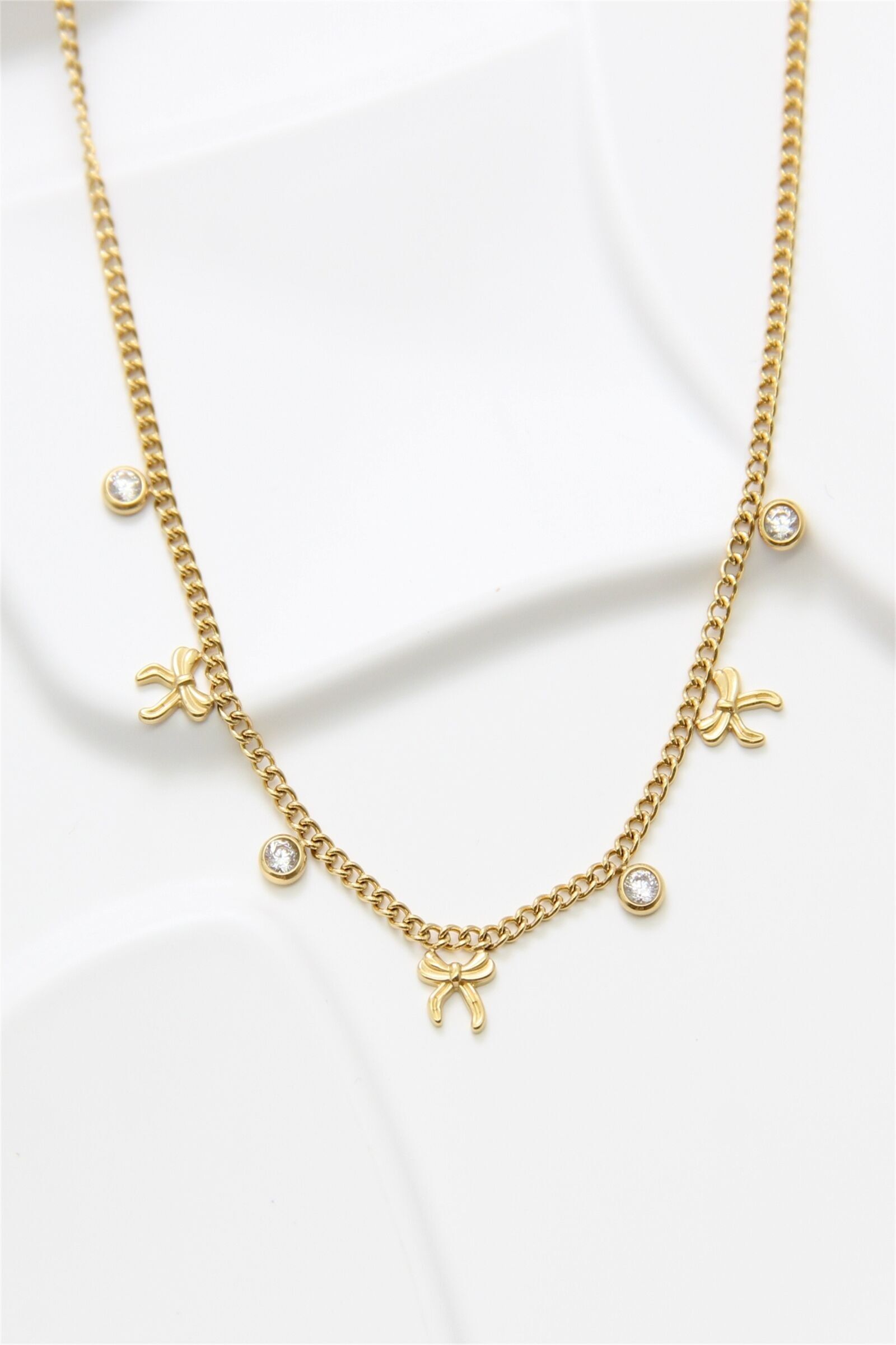 Collana in acciaio inossidabile placcato oro con nappe a fiocco e strass