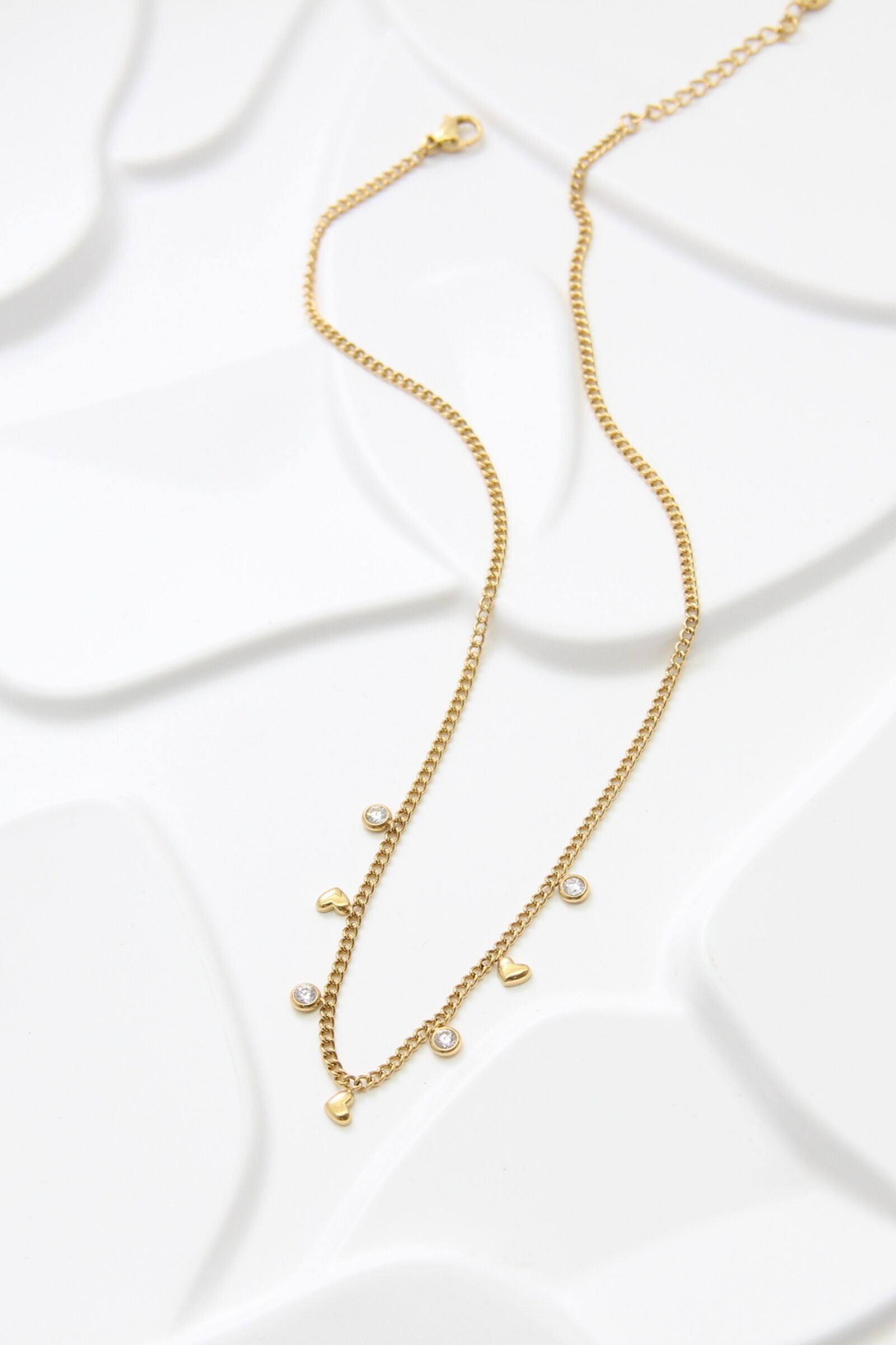 Collana in acciaio inossidabile placcato oro con nappe a forma di cuore e strass