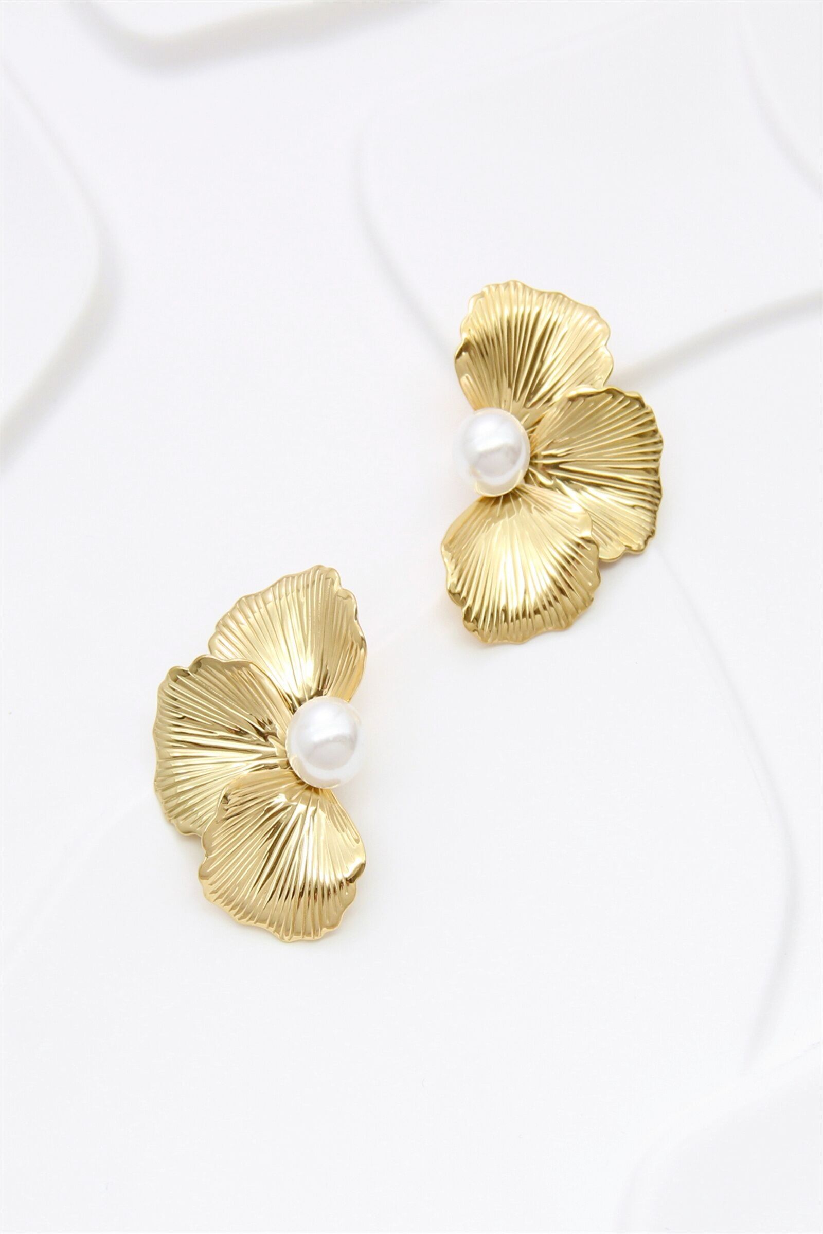 Goldene Blumenanhänger aus Edelstahl mit Perle