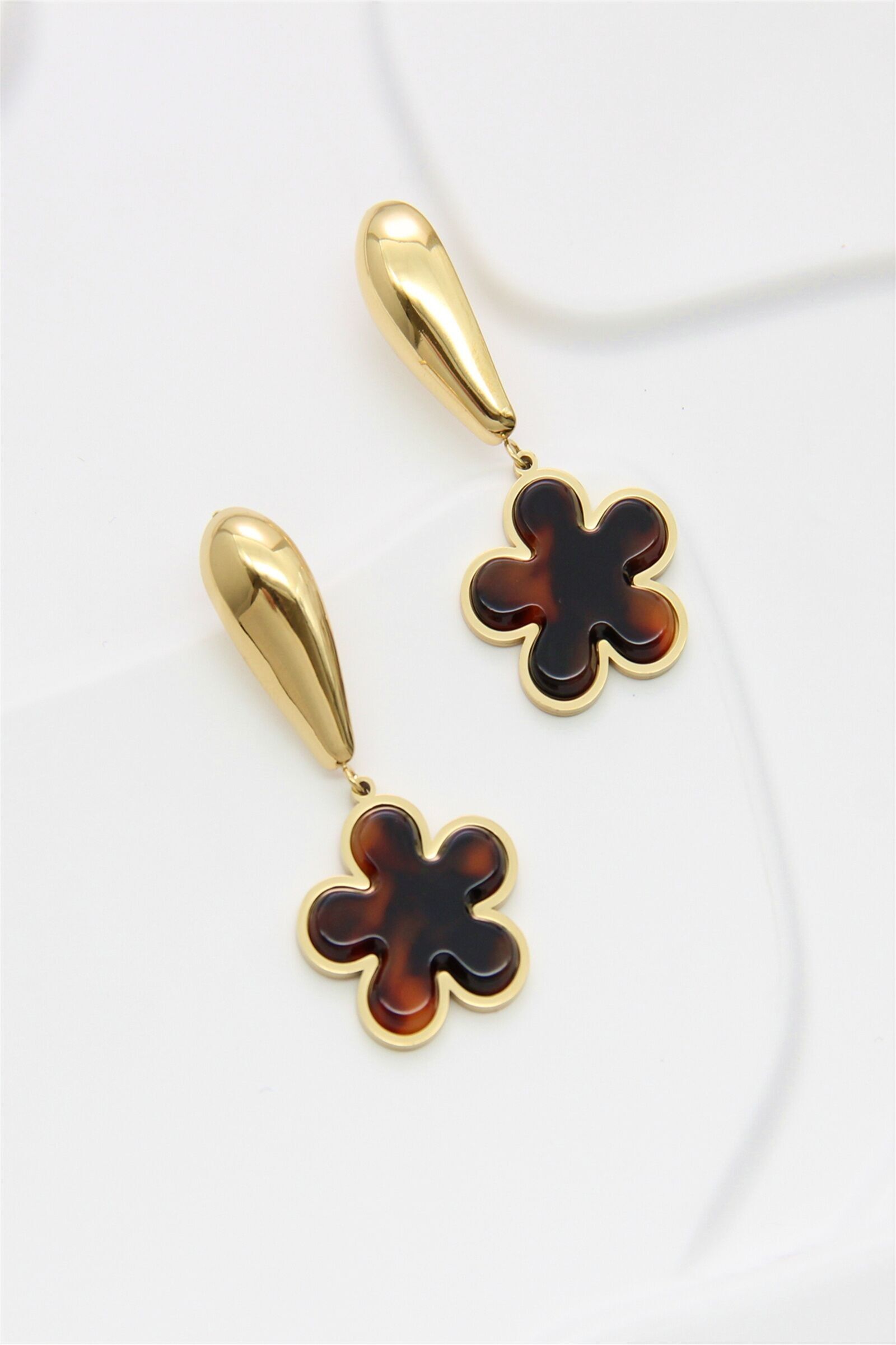 Orecchini pendenti in oro e petali di fiori in resina