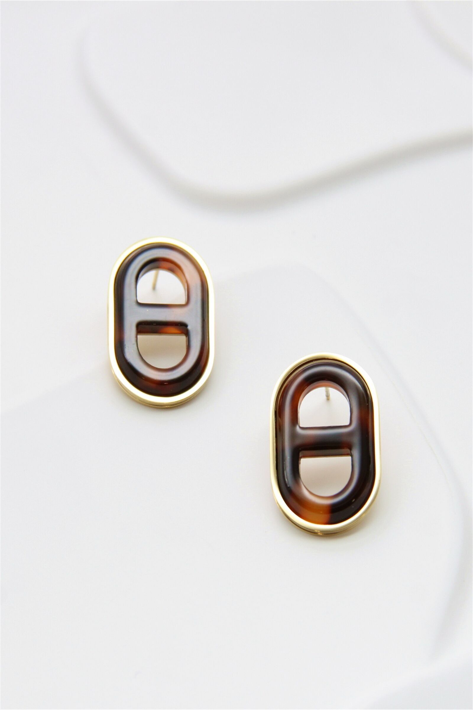 Orecchini ovali in resina tartarugata dorata