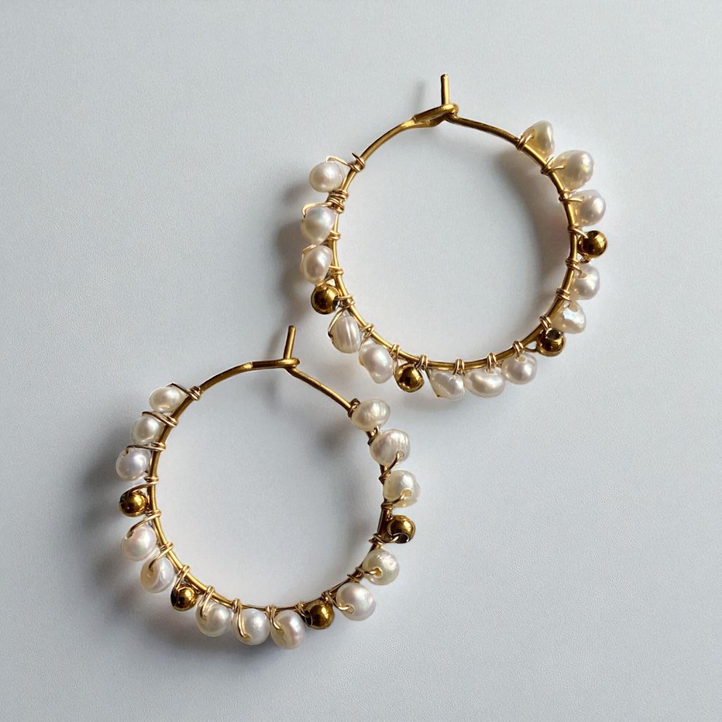 Goldene Creolen mit Zuchtperlen – Edelstahl – Ø 2 cm