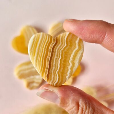 Pierre précieuse de poche en forme de cœur en calcite jaune (3-4 cm)
