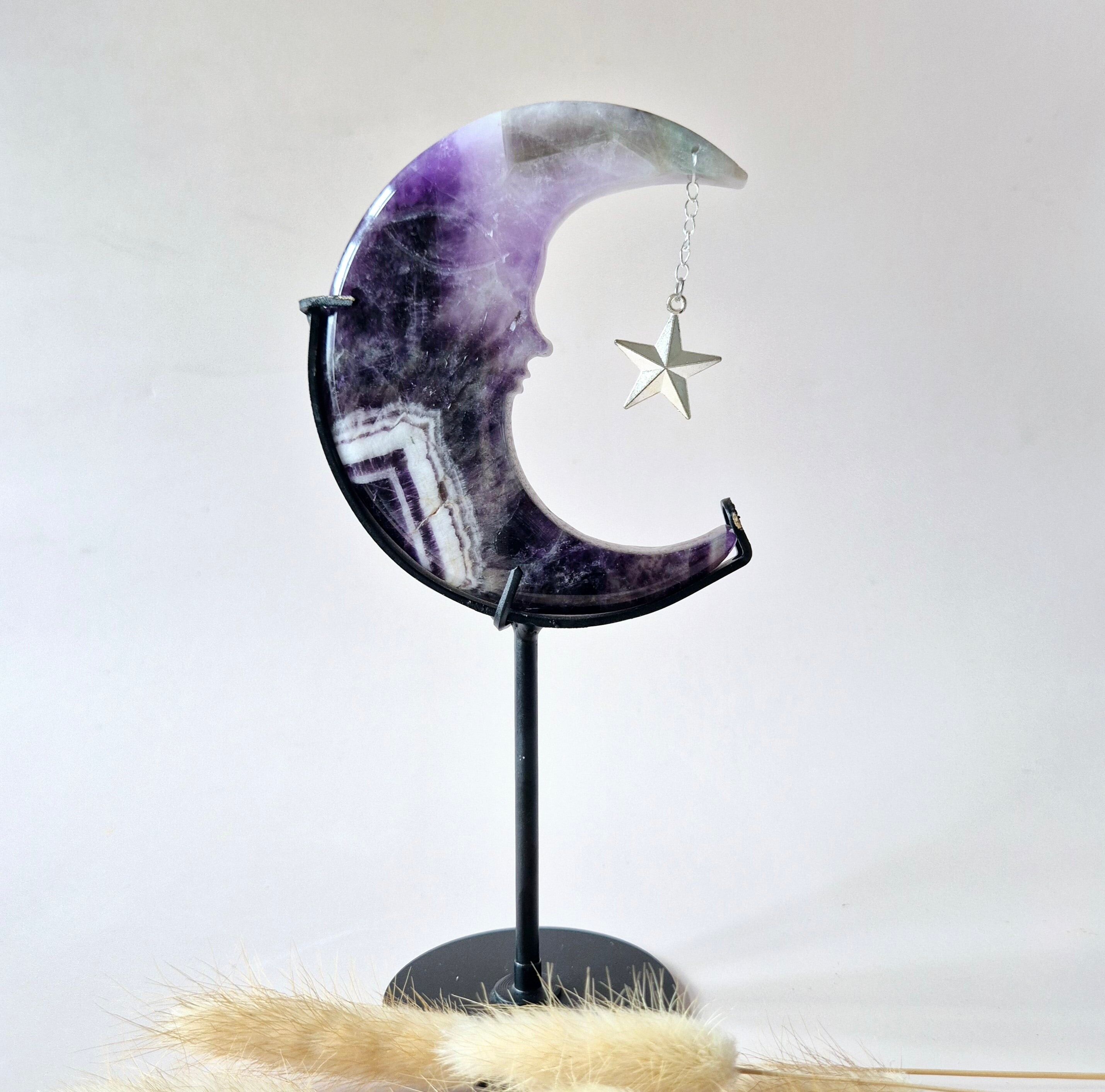 Lune d'améthyste de rêve sur support – 10 cm #42 – Gravure de visage en pierre précieuse, intérieur spirituel