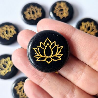 Disque d'obsidienne noire de 2,5 cm avec symbole Lotus – Pierre de poche anti-inquiétude