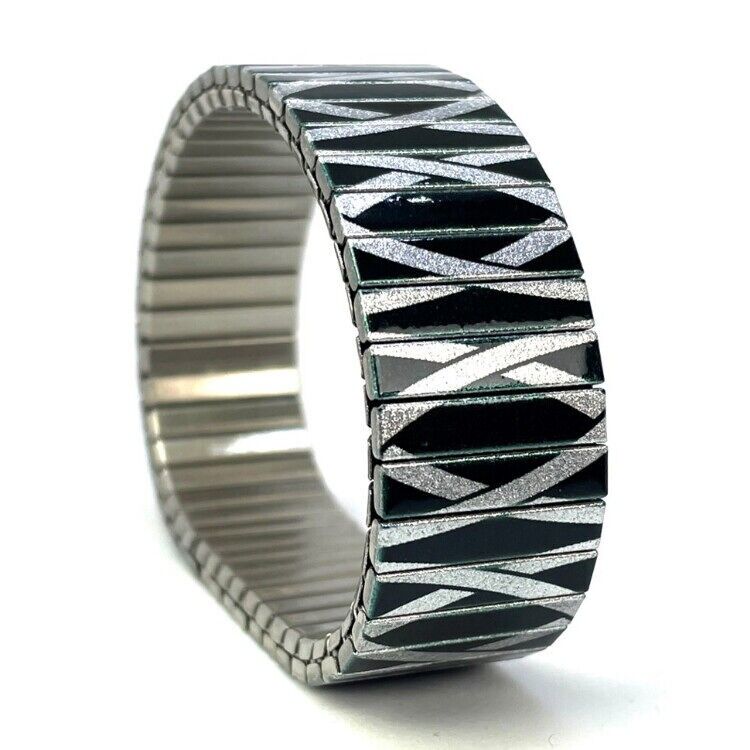 Bracciale di design in acciaio inossidabile da 18 mm fatto a mano a Londra - Scudo celtico nero metallizzato