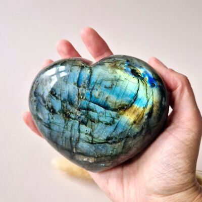 Cœur en labradorite XL (591 g) sur support – Avec éclat spectaculaire et motif étoilé