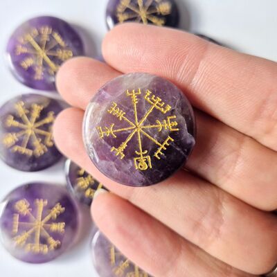 Disque d'améthyste de 2,5 cm avec symbole de boussole Vikings Vegvísir – Pierre de poche pour le souci