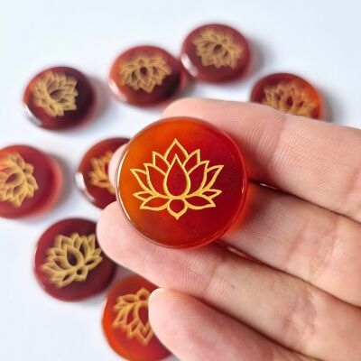 Disque de cornaline de 2,5 cm avec symbole Lotus – Pierre de poche