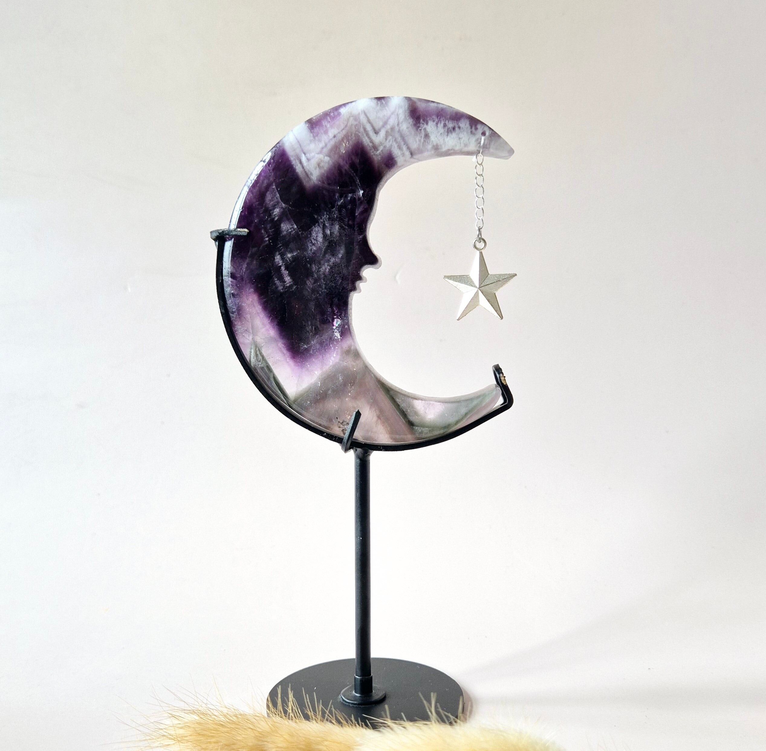 Lune d'améthyste de rêve sur support – 10 cm #40 – Gravure de visage en pierre précieuse, intérieur spirituel