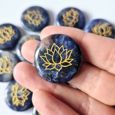 Disque de sodalite de 2,5 cm avec symbole Lotus – Pierre de poche