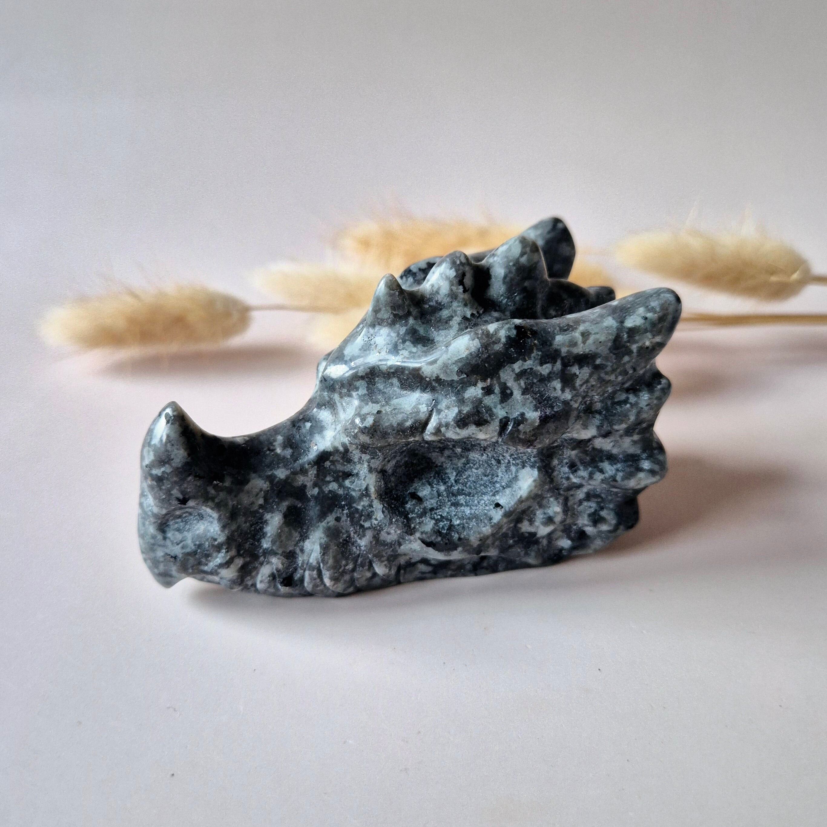 Pierre précieuse Yooperlite Crâne de dragon – 9 cm – Pierre précieuse fluorescente magique