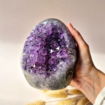 Geoda de amatista pulida (1500 gramos): un amuleto espiritual con una energía poderosa.