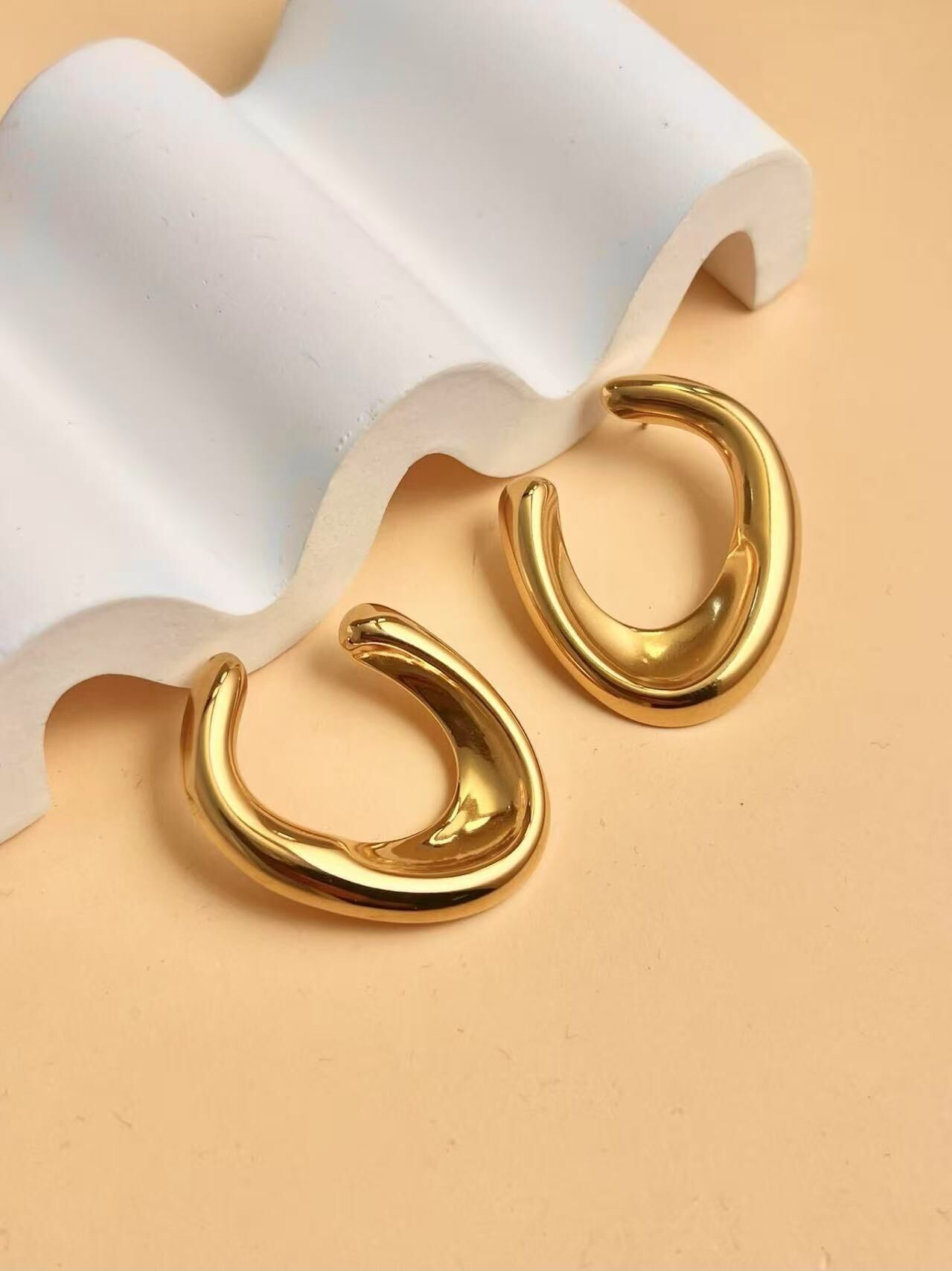 Skulpturale ovale Ohrringe aus Edelstahl