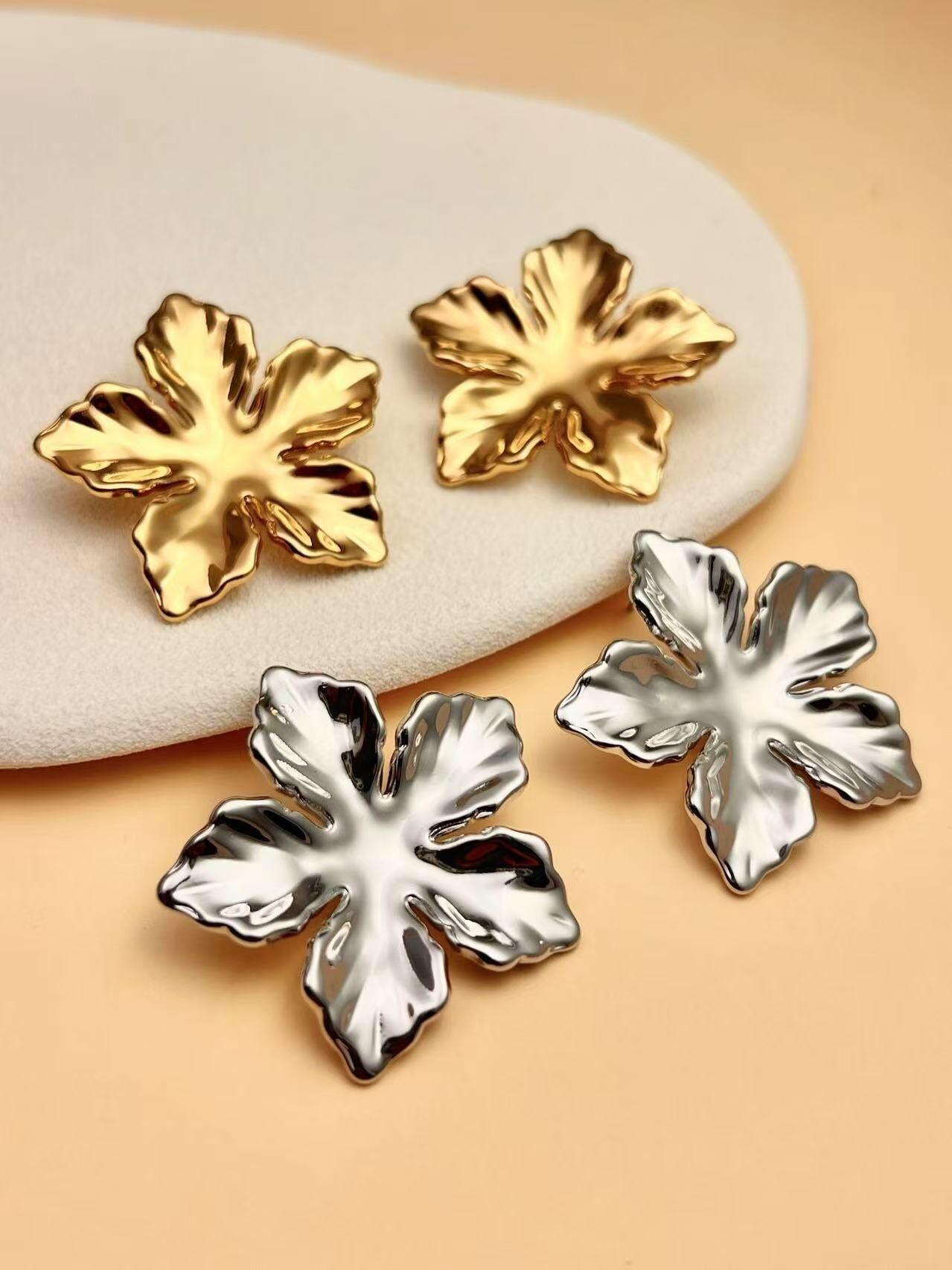 Strukturierte Blumenohrringe aus Edelstahl