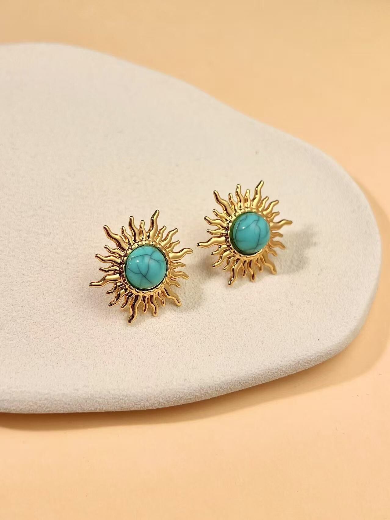 Sonnenohrringe mit funkelndem Türkisstein