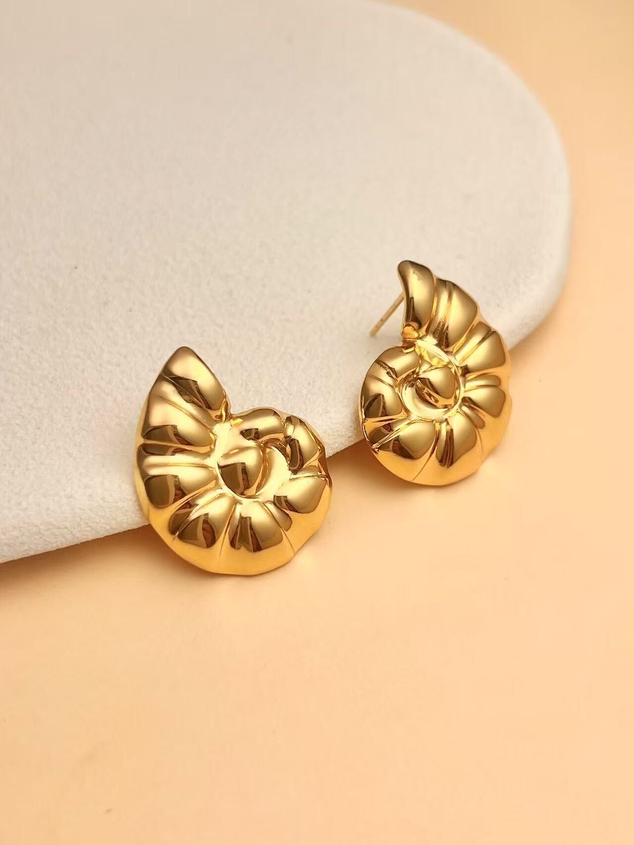 Eleganter Ozeanspiral-Goldmuschel-Ohrring