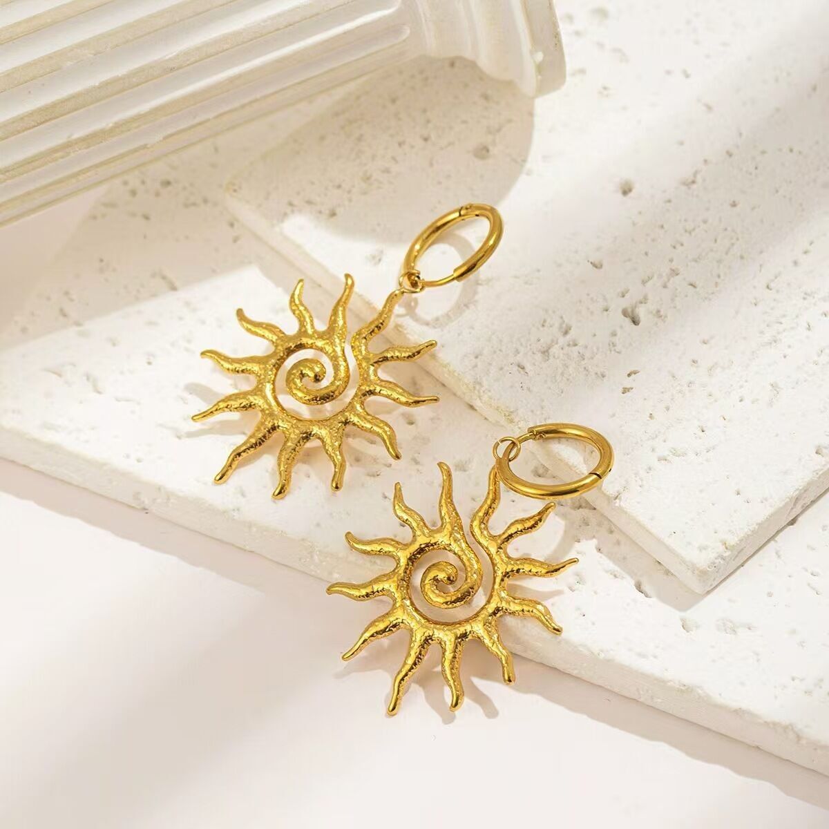 Goldene Spiral-Sonnenohrringe aus Edelstahl