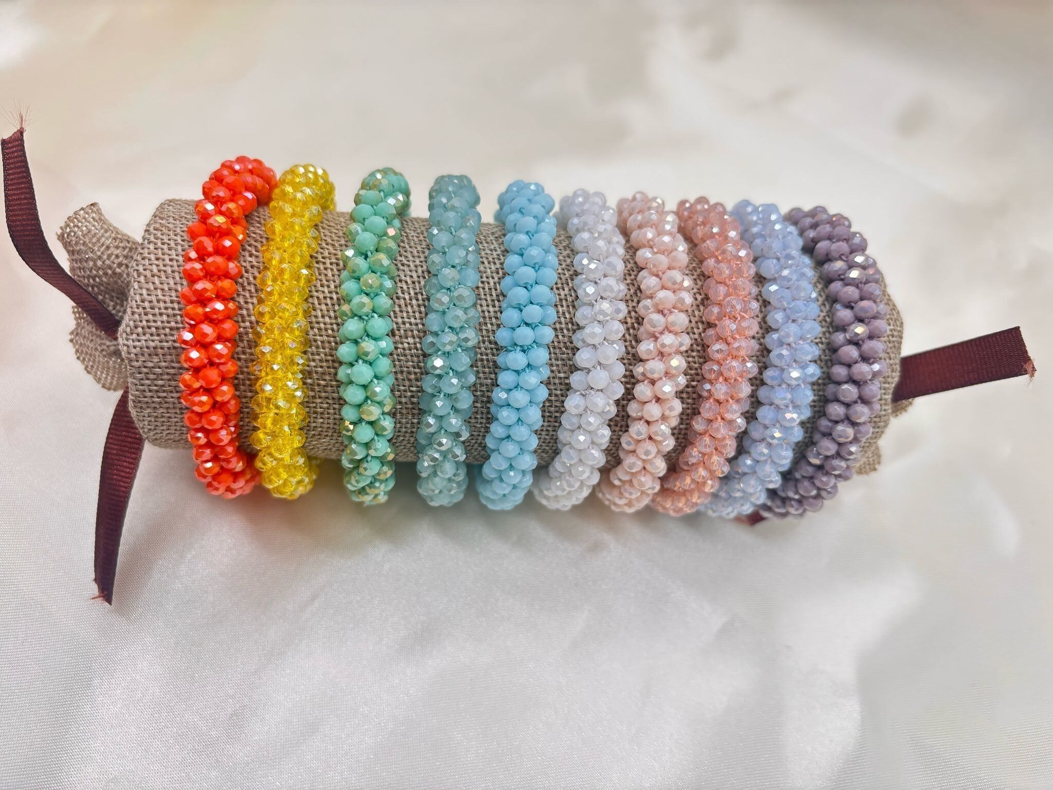 Set di 10 braccialetti elastici colorati in esposizione