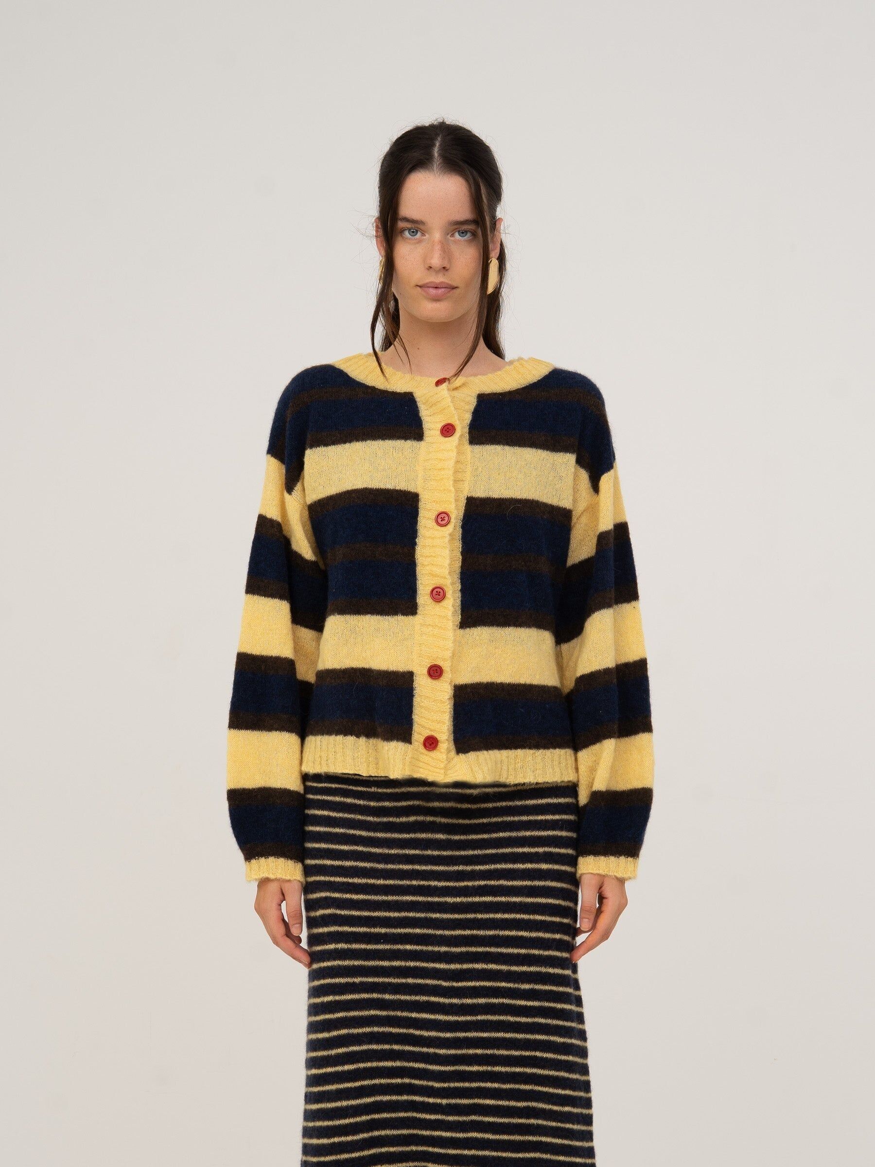 Cárdigan de punto a rayas con encanto fresco