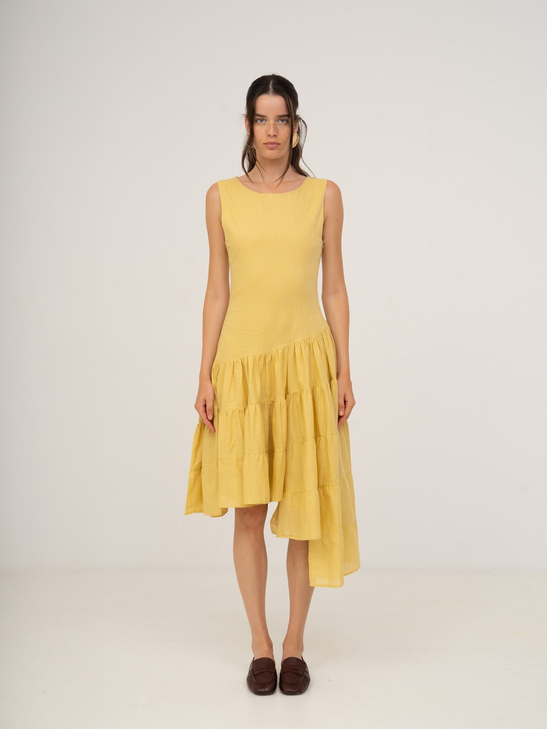 Abito svasato giallo pallido da scrivania