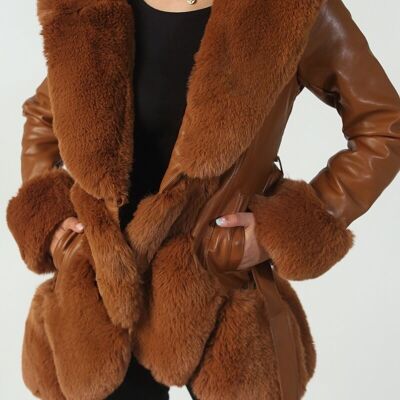 Chaqueta con cinturón de piel sintética y pelo sintético