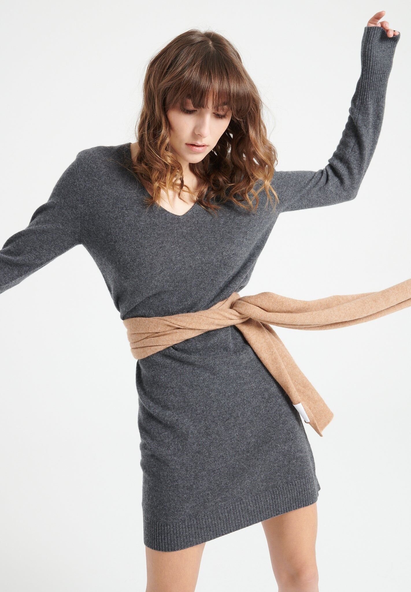 Anthrazitgraues Damenkleid aus Kaschmir mit V-Ausschnitt - LILLY 10