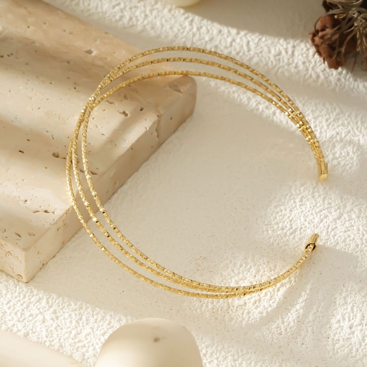 Bracciale multifila in oro con braccio in stile bohémien e finitura martellata