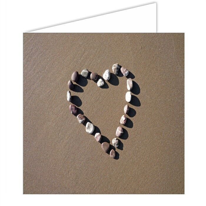 Carta SandScript con cuore tra ciottoli