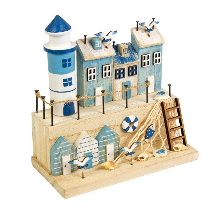 Scena del porto con faro, cottage e cabine sulla spiaggia, 19 cm