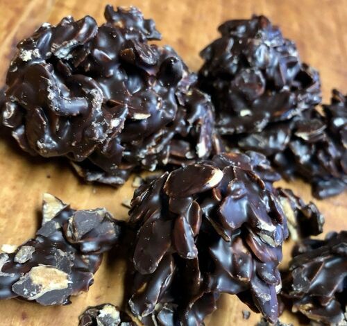 Rocas de Almendra Garrapiñada con Chocolate Negro