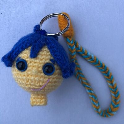 Mini portachiavi amigurumi – Gioia (8x6,5x8 cm, fatto a mano all'uncinetto)