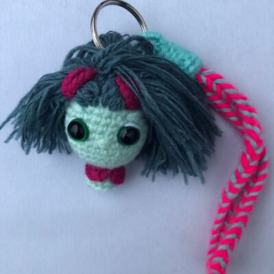 Mini portachiavi amigurumi – Envy (6x7x6 cm, fatto a mano all'uncinetto)