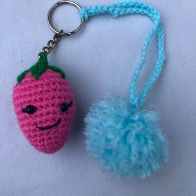 Portachiavi fragola rosa con pompon blu - amigurumi - (7x3x7cm)