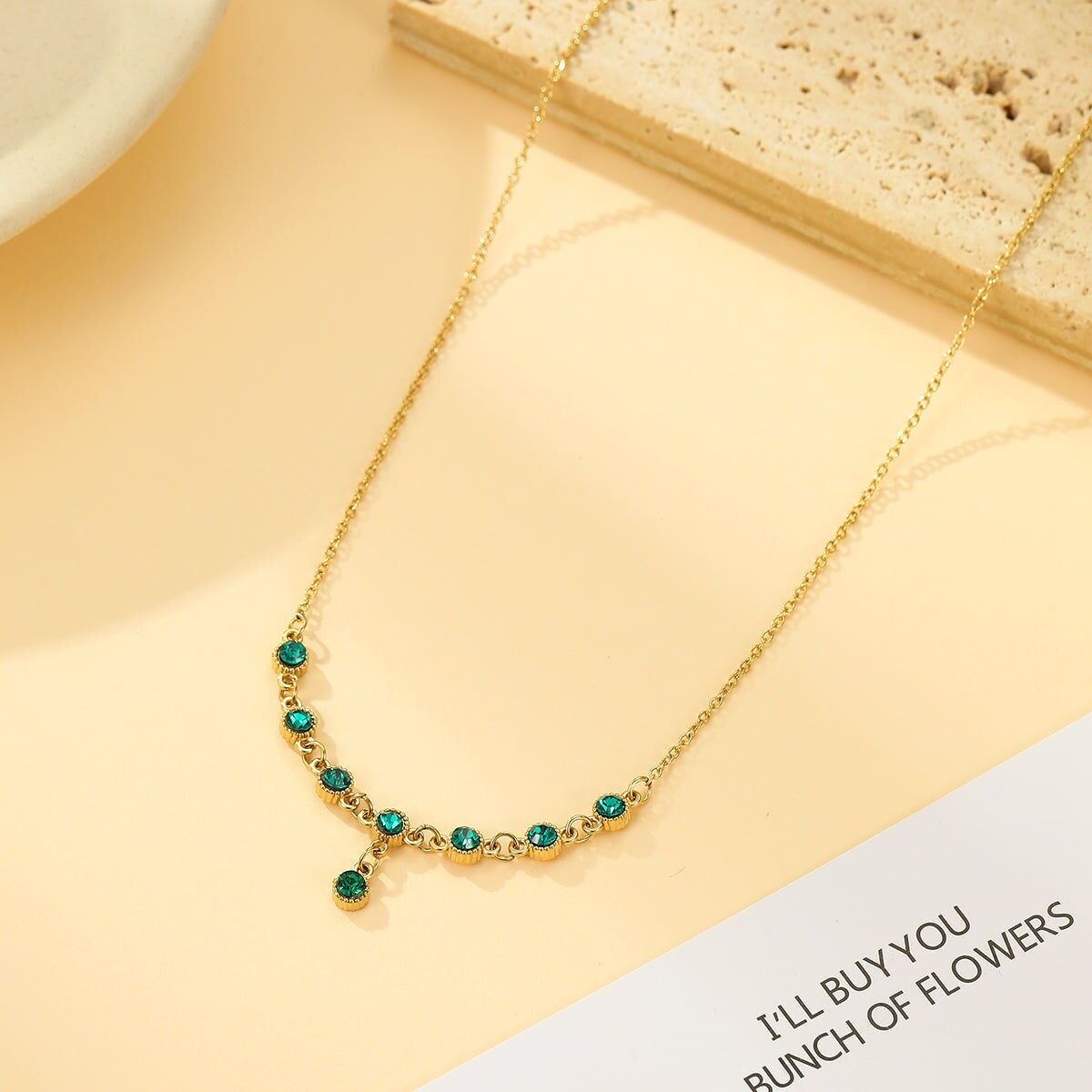 Collana con catena in oro fino con goccia e strass verde smeraldo