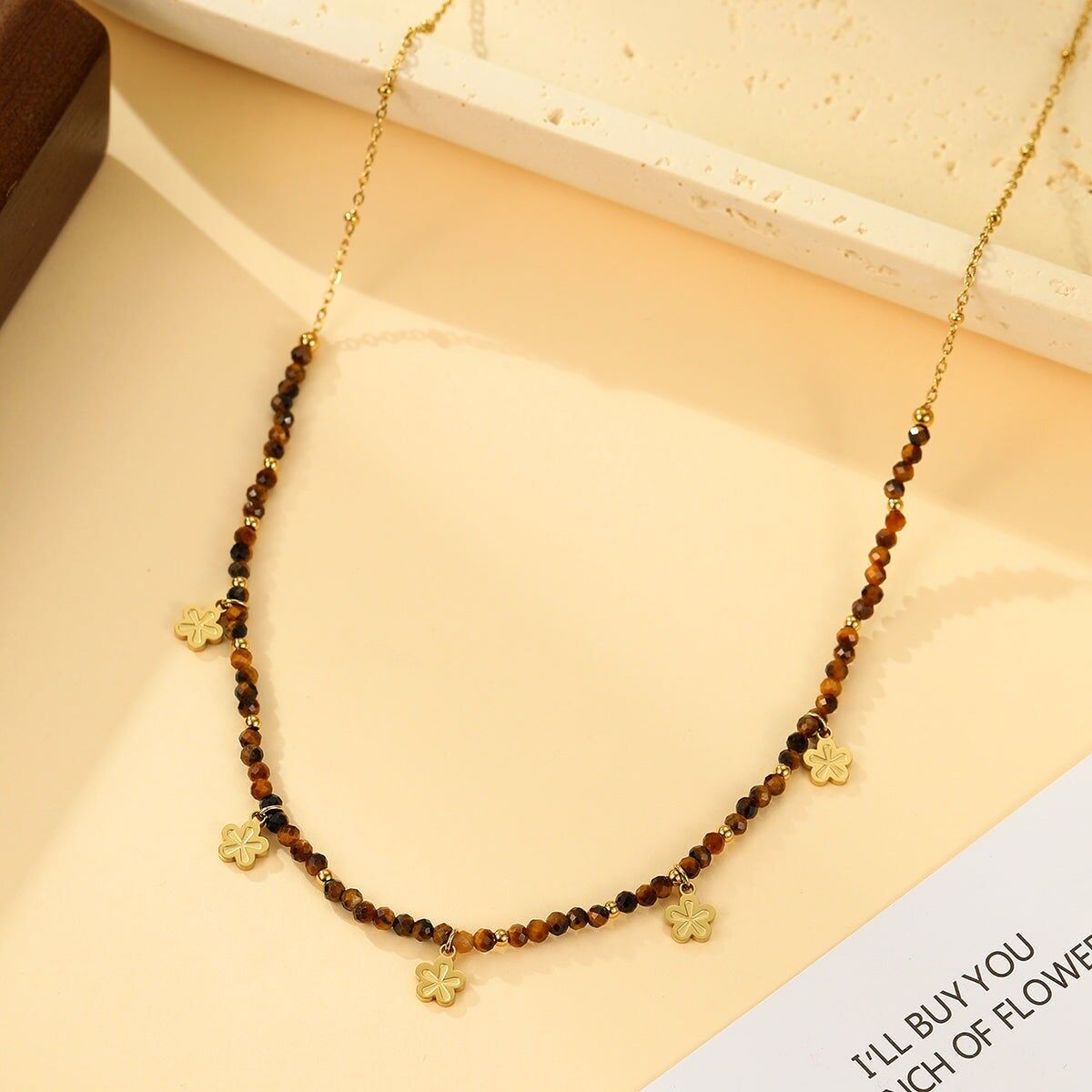 Collana in oro con perle sfaccettate in occhio di tigre e pendenti a forma di fiore