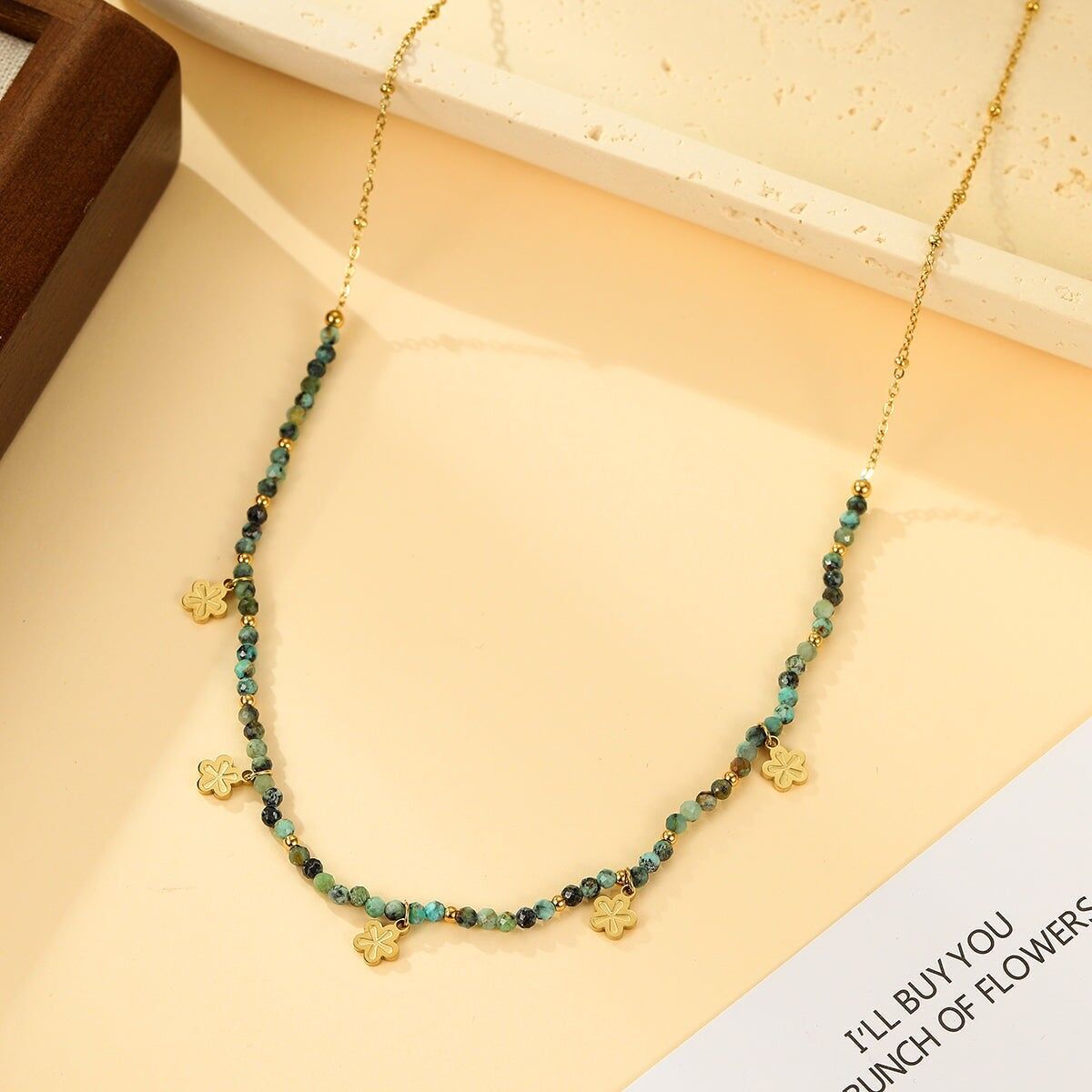 Collana in oro con perline sfaccettate verdi africane e pendenti a forma di fiore