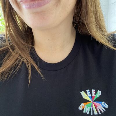 Keep Smiling T-Shirt mit Bio-Stickerei Schwarz