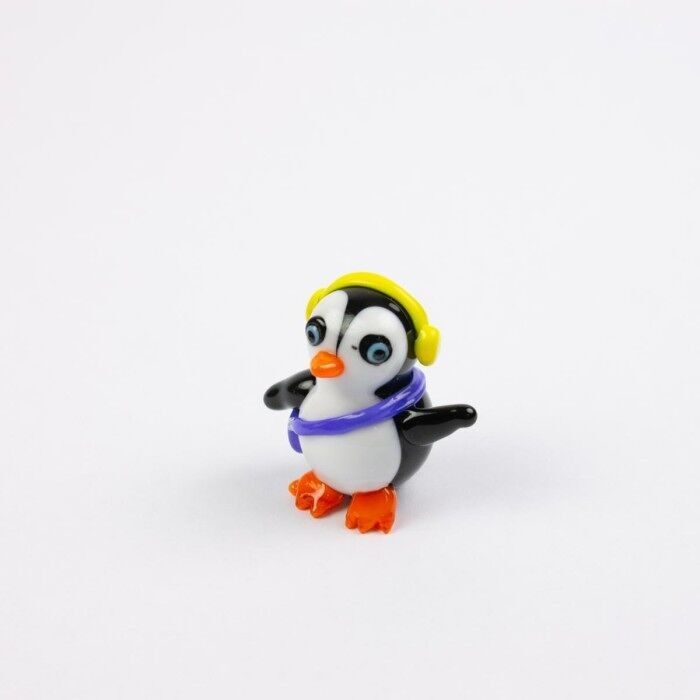 Pinguino in miniatura di vetro con paraorecchie gialli, 4 cm