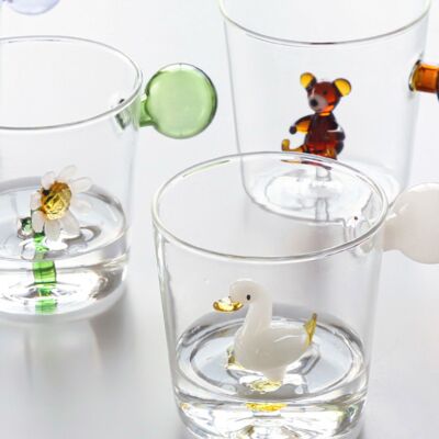 Tazza in vetro con manico a forma di pallina colorata e motivo a cartoni animati 3D