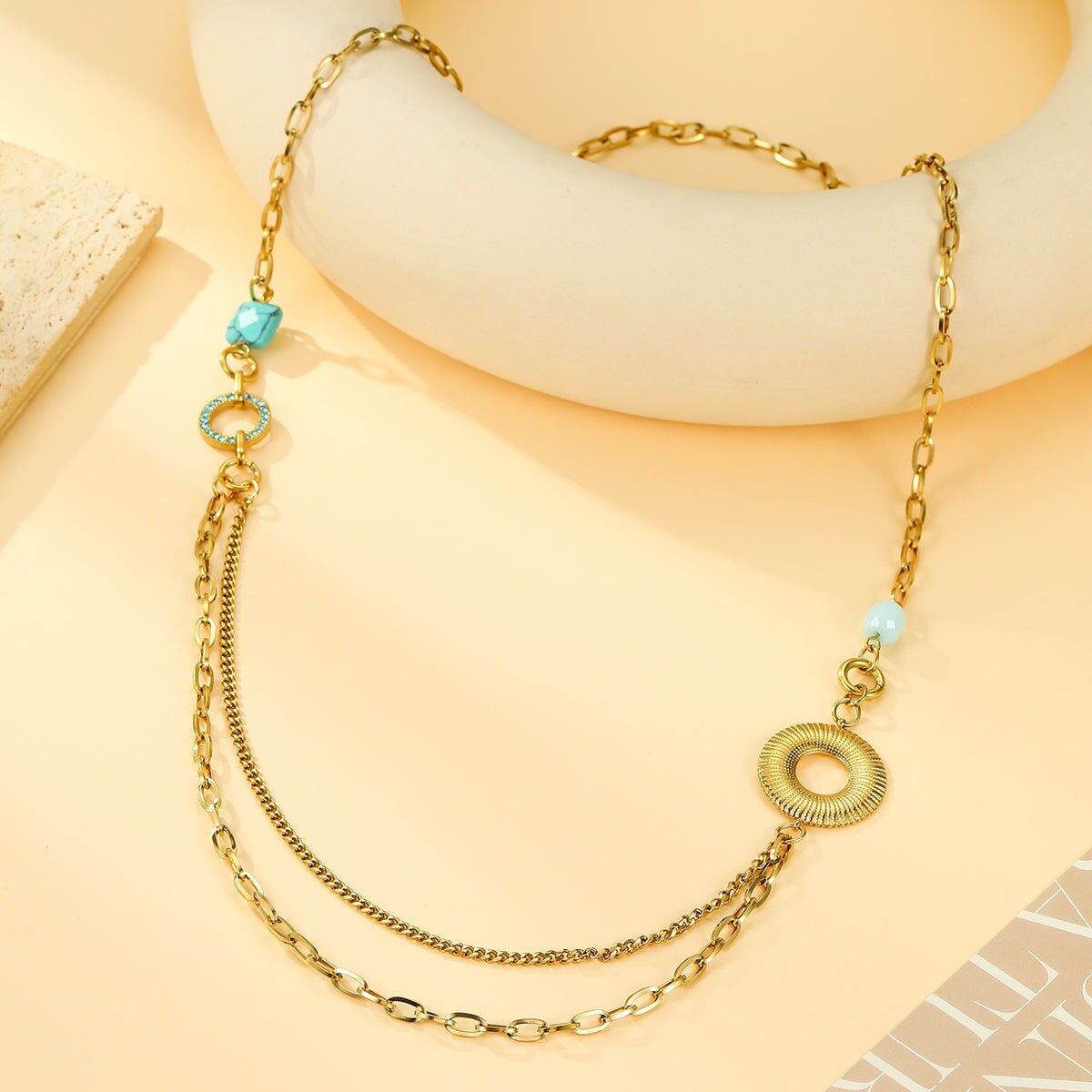 Collana con doppia catena in oro con anello in strass e perle blu