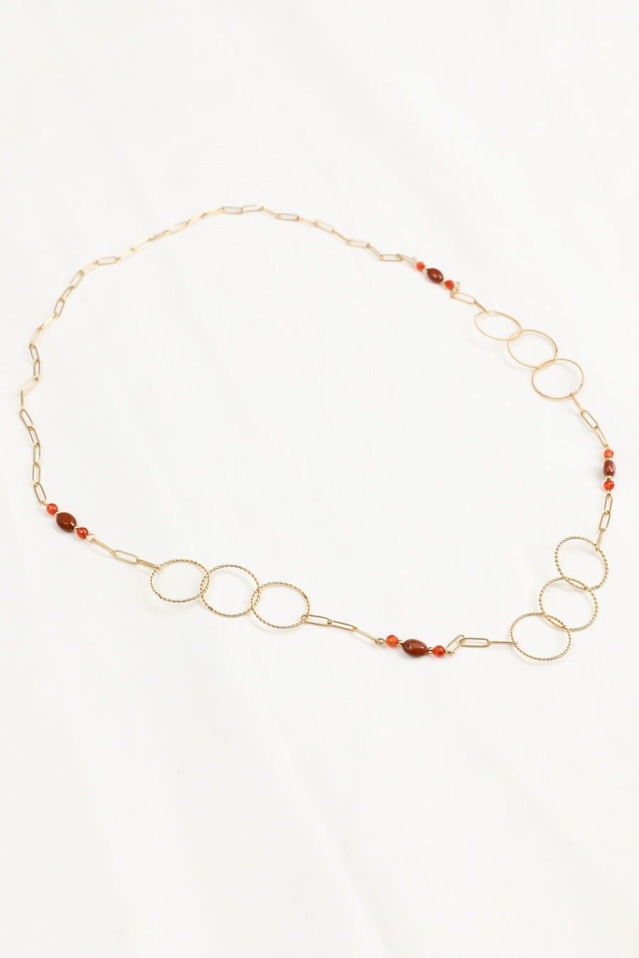 Collana lunga in oro con anelli intrecciati e perline rosse