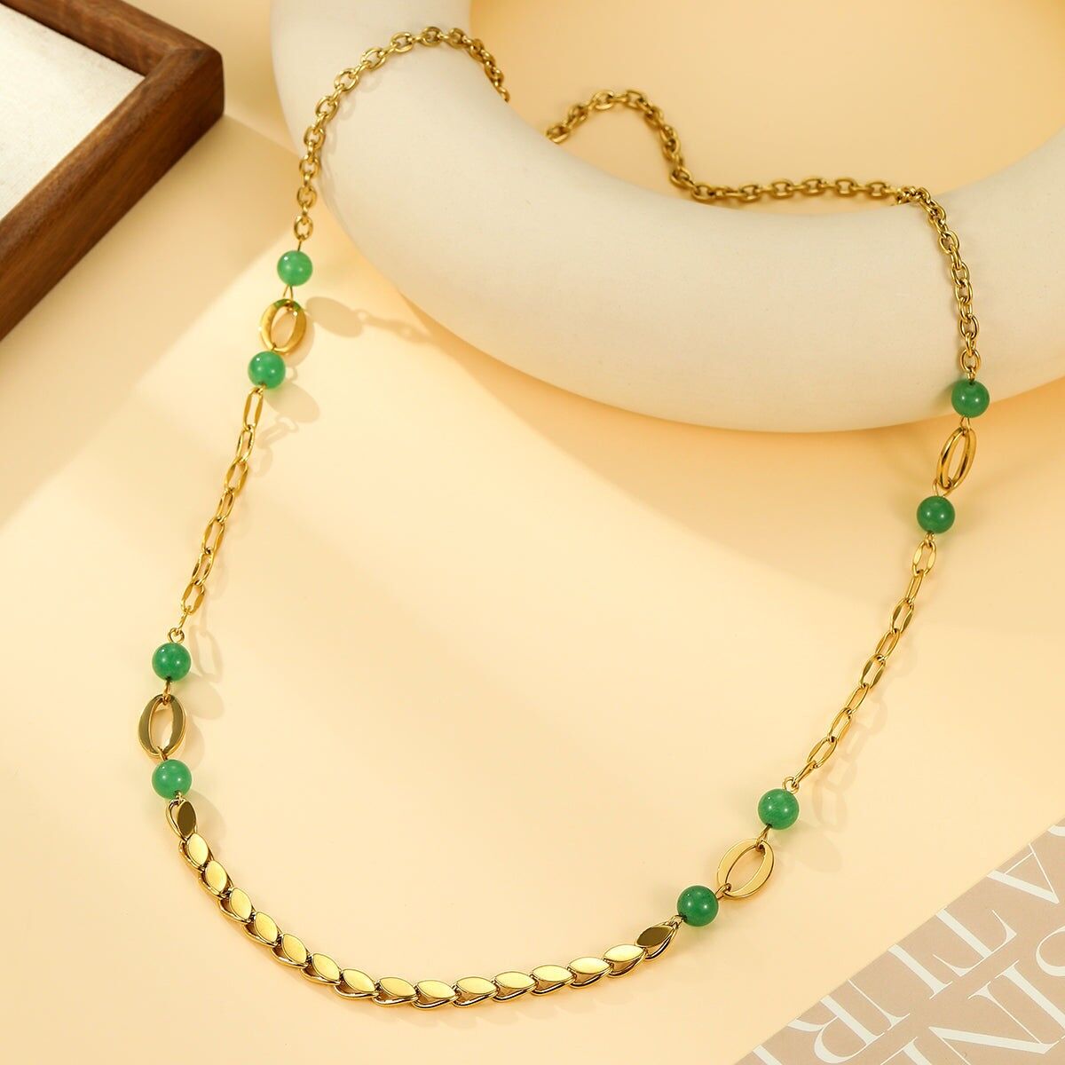 Collana con maglie in foglia d'oro e perle verdi