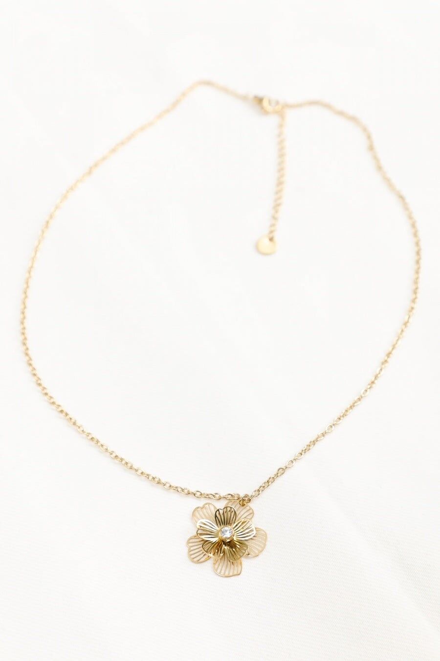 Collana con catena in oro fino con fiore traforato e strass centrali