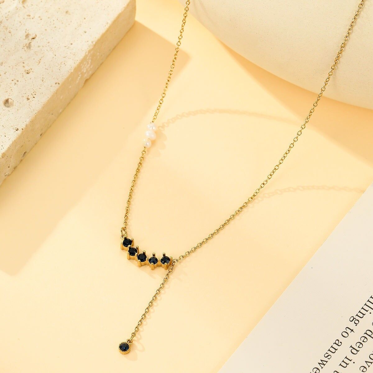 Collana con catena in oro fine con strass neri e perle