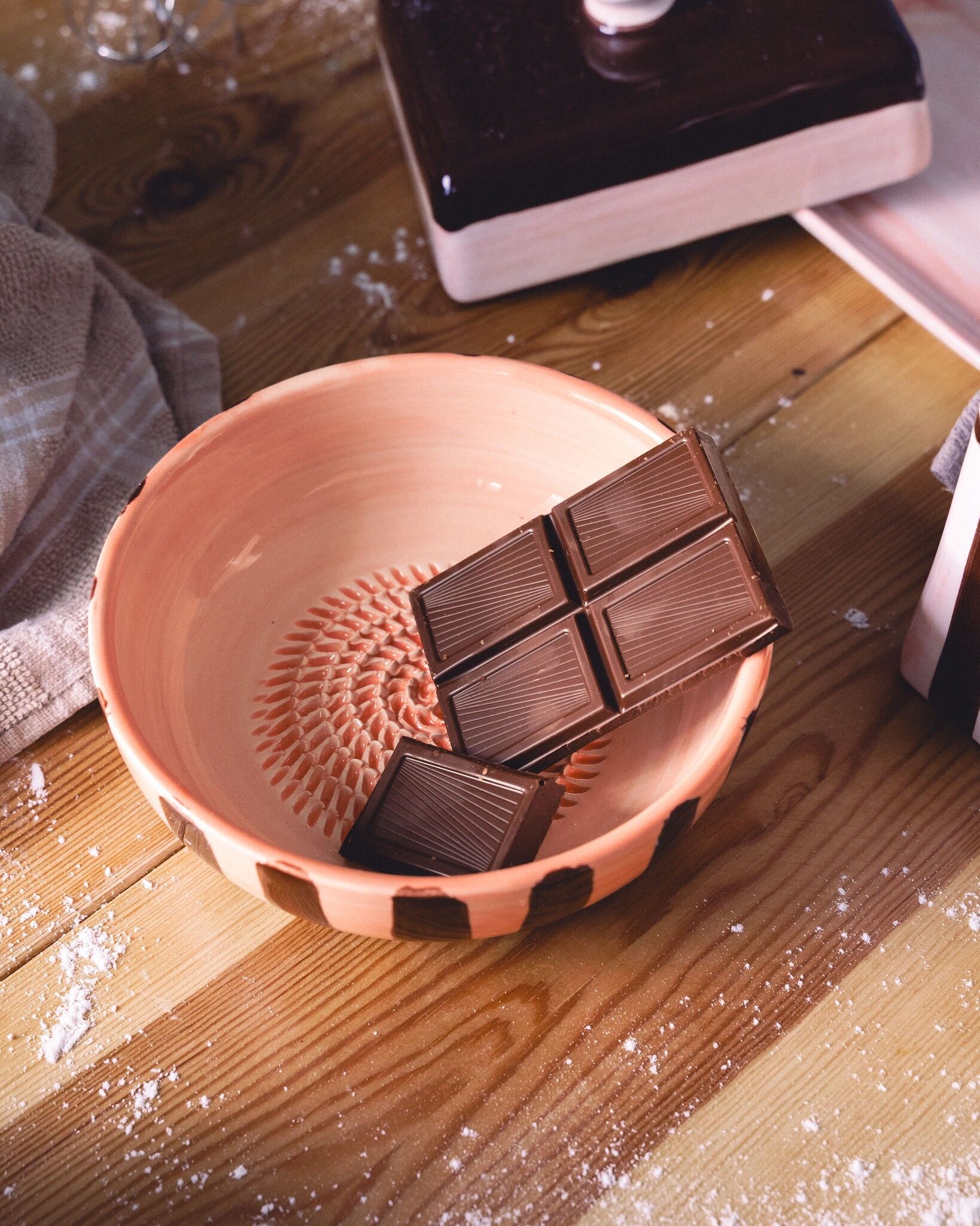 Grattugia per frutta e verdura in ceramica media / Rosa e marrone cioccolato