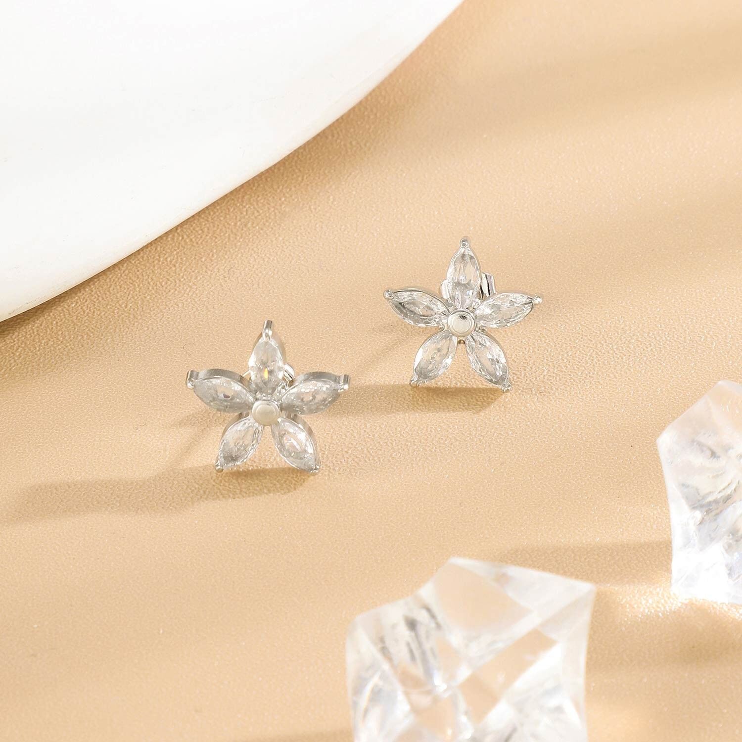 Orecchini in argento con motivo floreale e zirconi