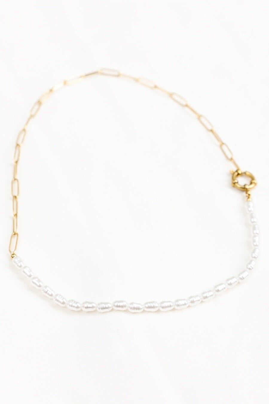 Collana con catena a maglie in oro con anello e perle bianche