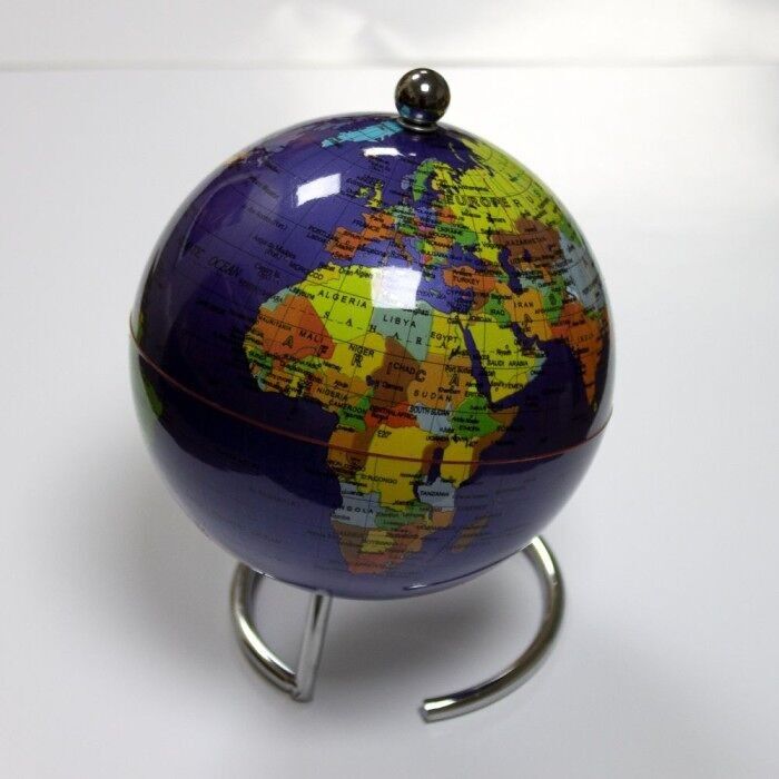 Mappamondo su supporto in metallo, viola, 10 cm